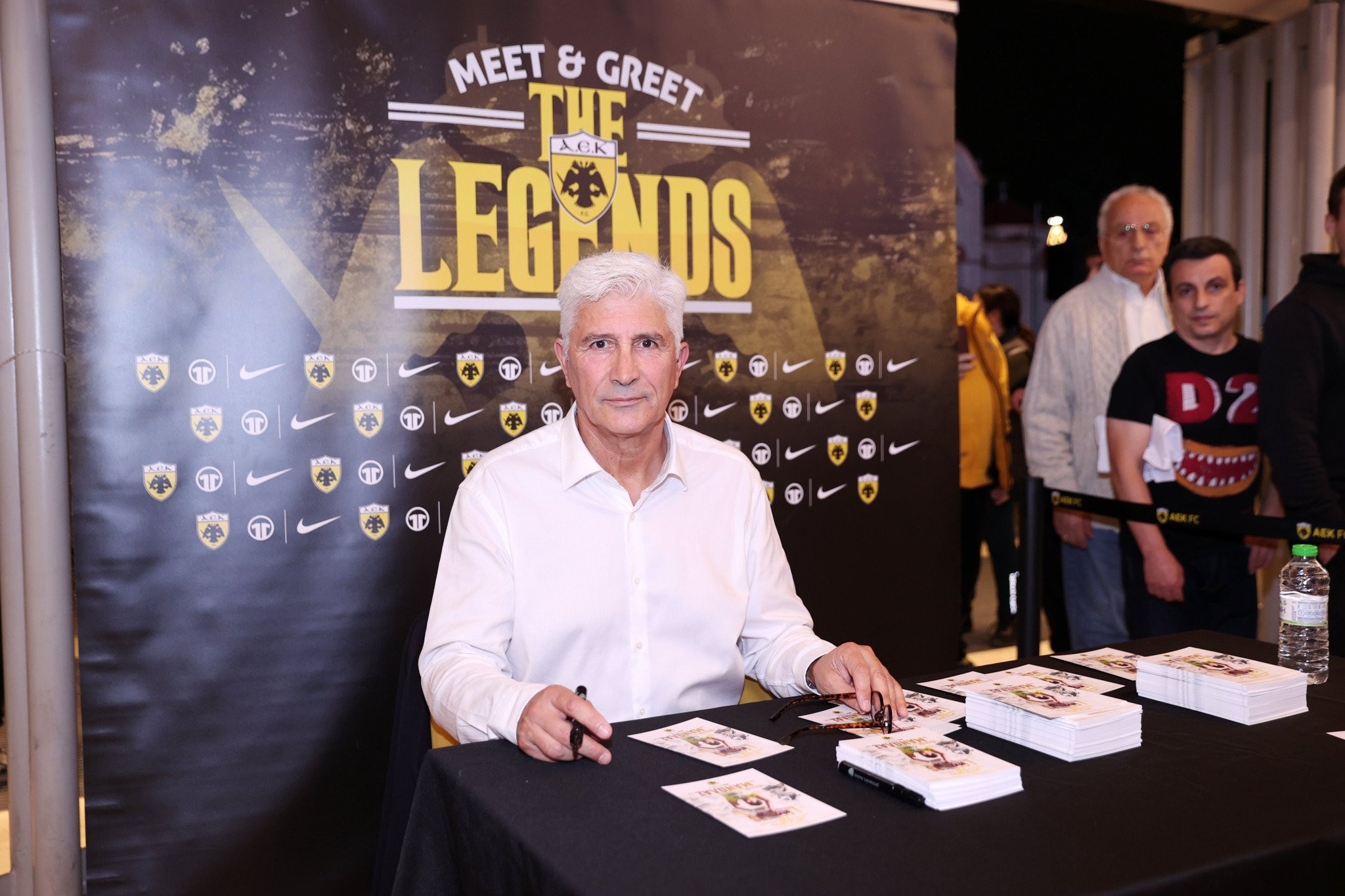 Πανικός για τον Στέλιο Μανωλά στην μπουτίκ της ΑΕΚ (photos)