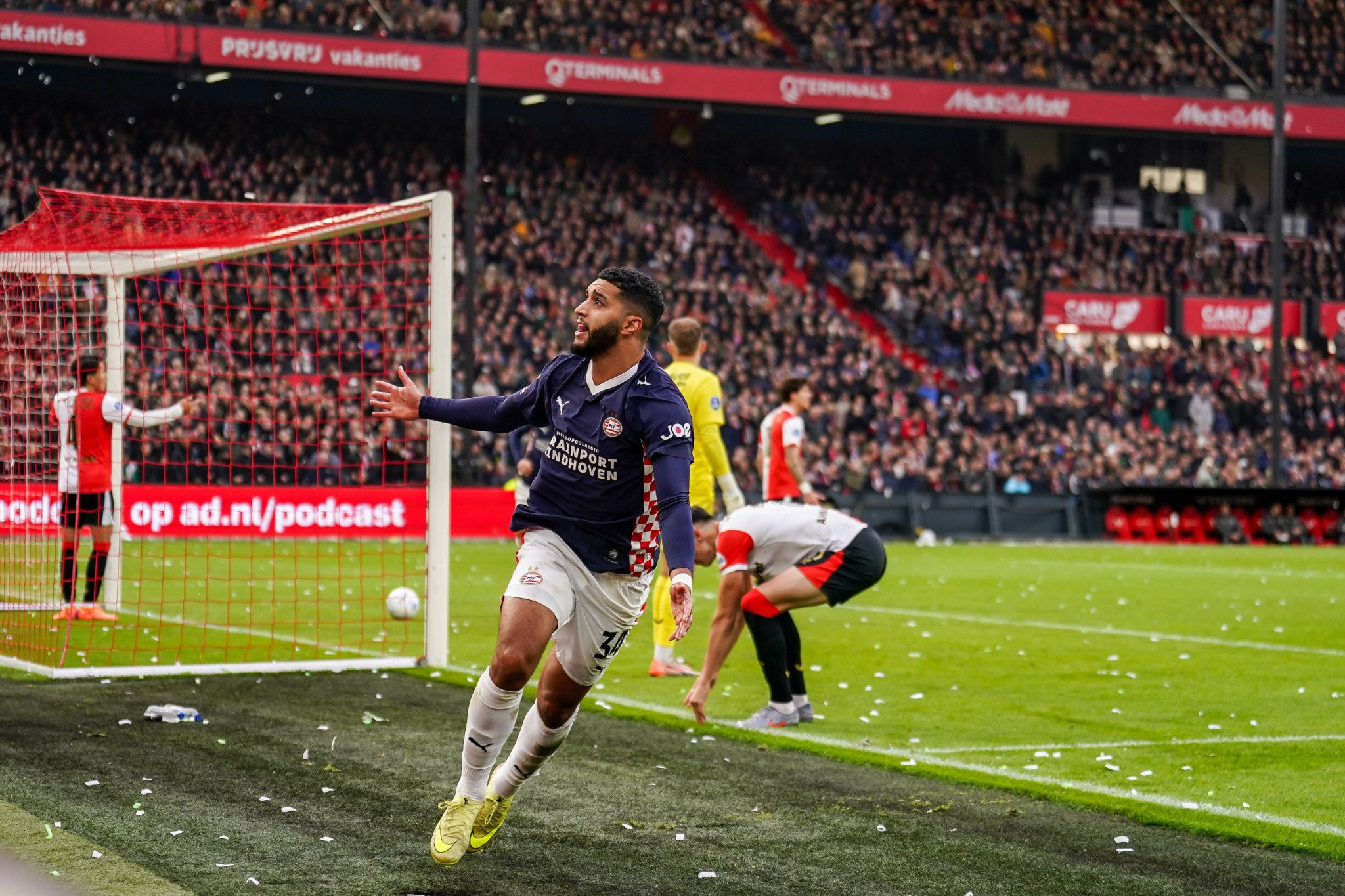 H Αϊντχόφεν πήρε διπλό κορυφής στην έδρα της Φέγενορντ