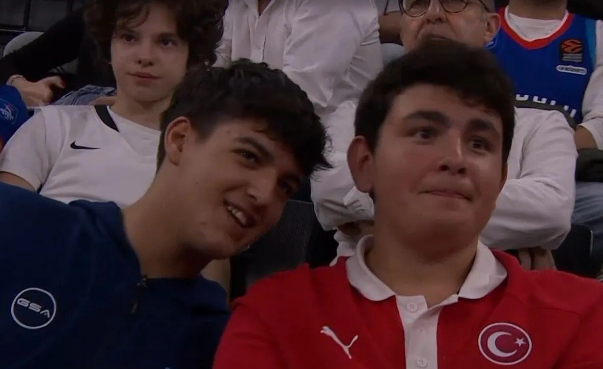 Ο Σαρπ Αταμάν με φανέλα της εθνικής Τουρκίας στο Εφές - Φενέρ