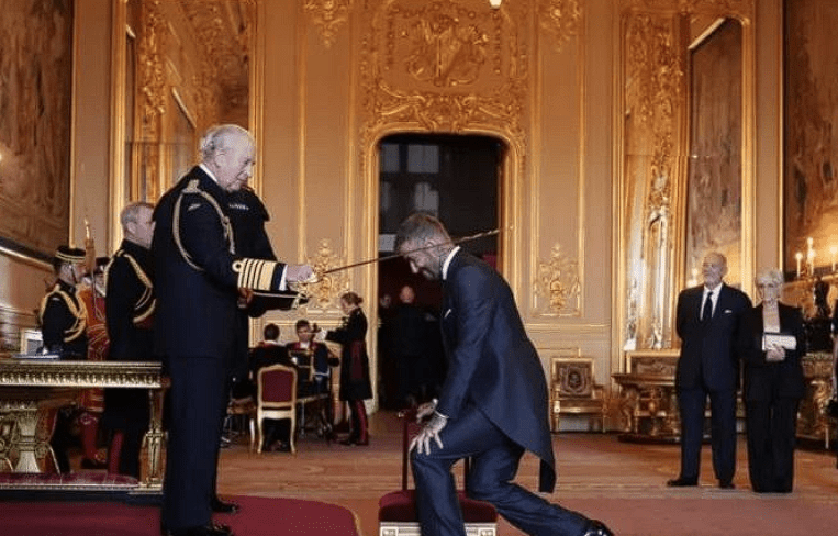 Sir David Beckham: Έλαβε τον τίτλο του ιππότη από τον βασιλιά Κάρολο (video)