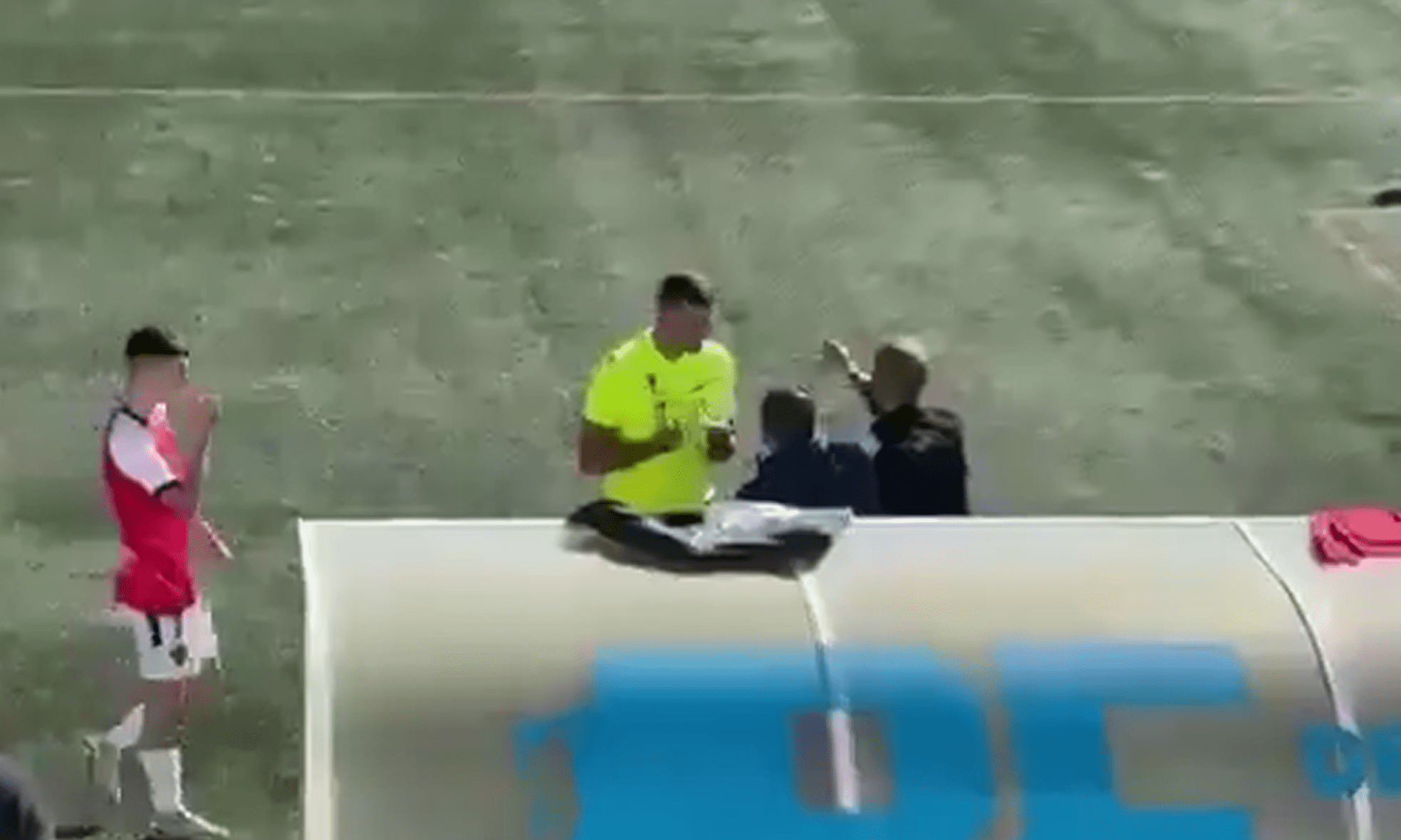 Πατέρας απείλησε με ματσέτα τον προπονητή του γιου του επειδή δεν τον έβαζε να παίζει