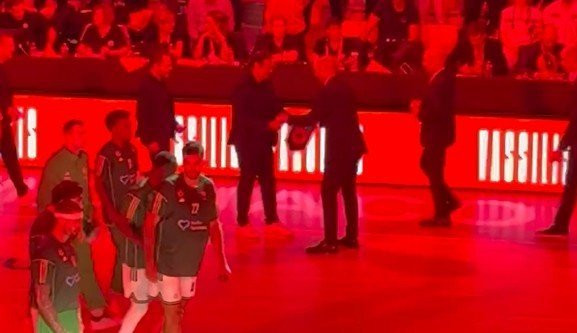 Η χειραψία Αταμάν-Σπανούλη πριν από το τζάμπολ του αγώνα του Παναθηναϊκού στο Μονακό (video)