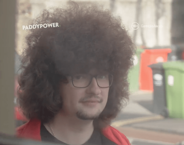 Το επικό βίντεο με τον viral οπαδό της Γιουνάιτεντ και τον κομμωτή του: «Τελικά θα κουρευτεί ή όχι;»