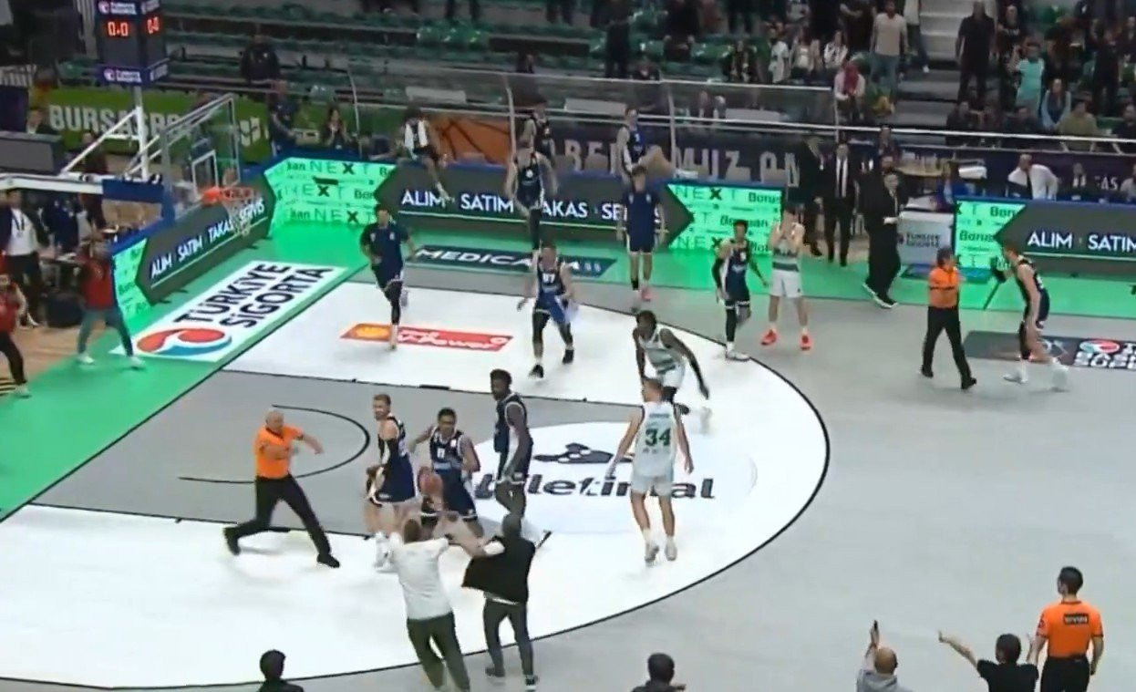 Χαμός στην Τουρκία: Οπαδοί κυνηγούσαν πρώην NBAer στο ματς της Μπούρσασπορ με την Μπαχτσεσεχίρ (video)