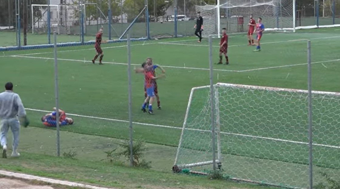 Χαμός σε γήπεδο της Αθήνας: Ποδοσφαιριστής έβγαλε... νοκ άουτ με μπουνιά αντίπαλό του (video)