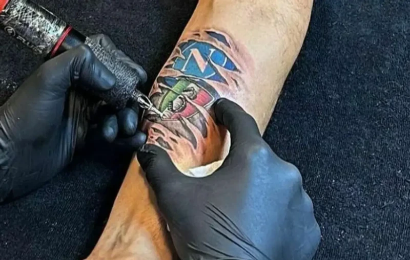 Ο Σπαλέτι και το τατουάζ για τη Νάπολι πυροδοτεί αντιδράσεις στη Γιουβέντους