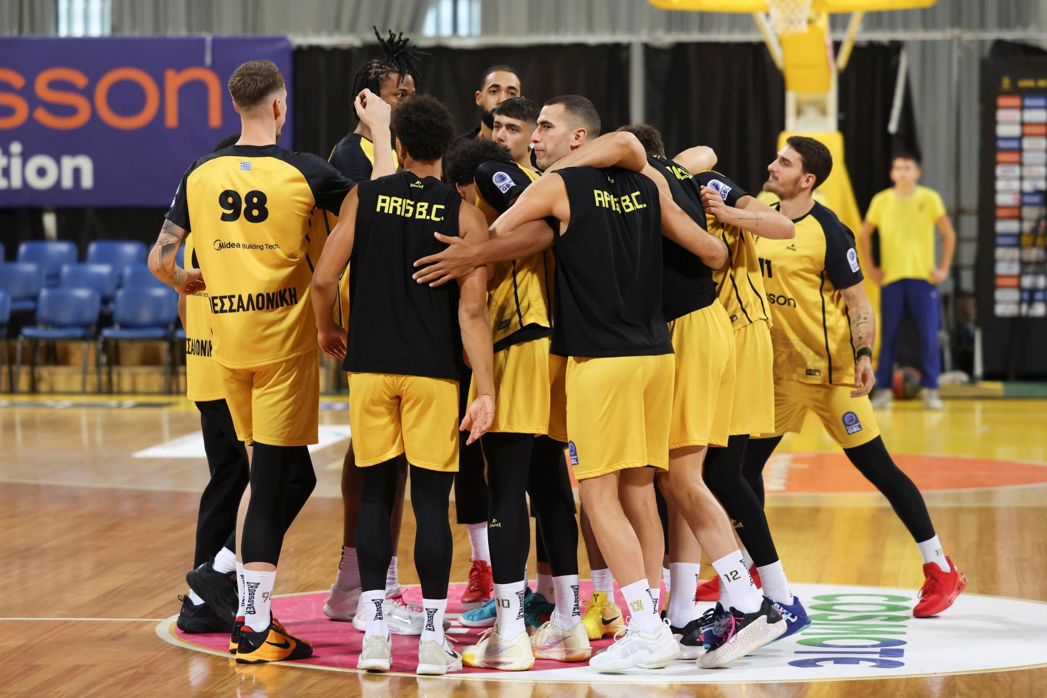 Με υπηρεσιακό δίδυμο προπονητών και πάνοπλος στην Αθήνα ο Άρης ενόψει Πανιωνίου