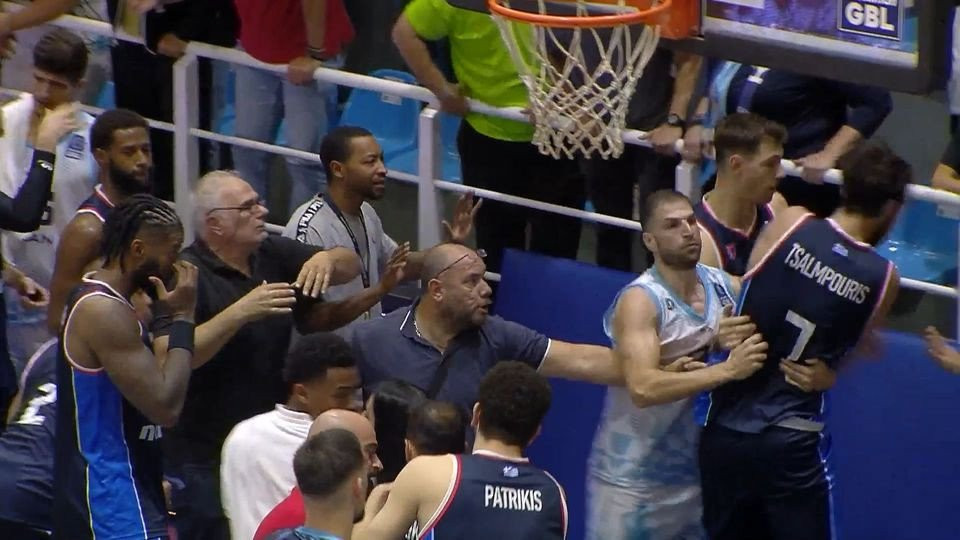 «Χάος» στη Ρόδο: Παραλίγο να πιαστούν στα χέρια με φίλους του Κολοσσού οι Τσαλμπούρης και Γκίκας (video)