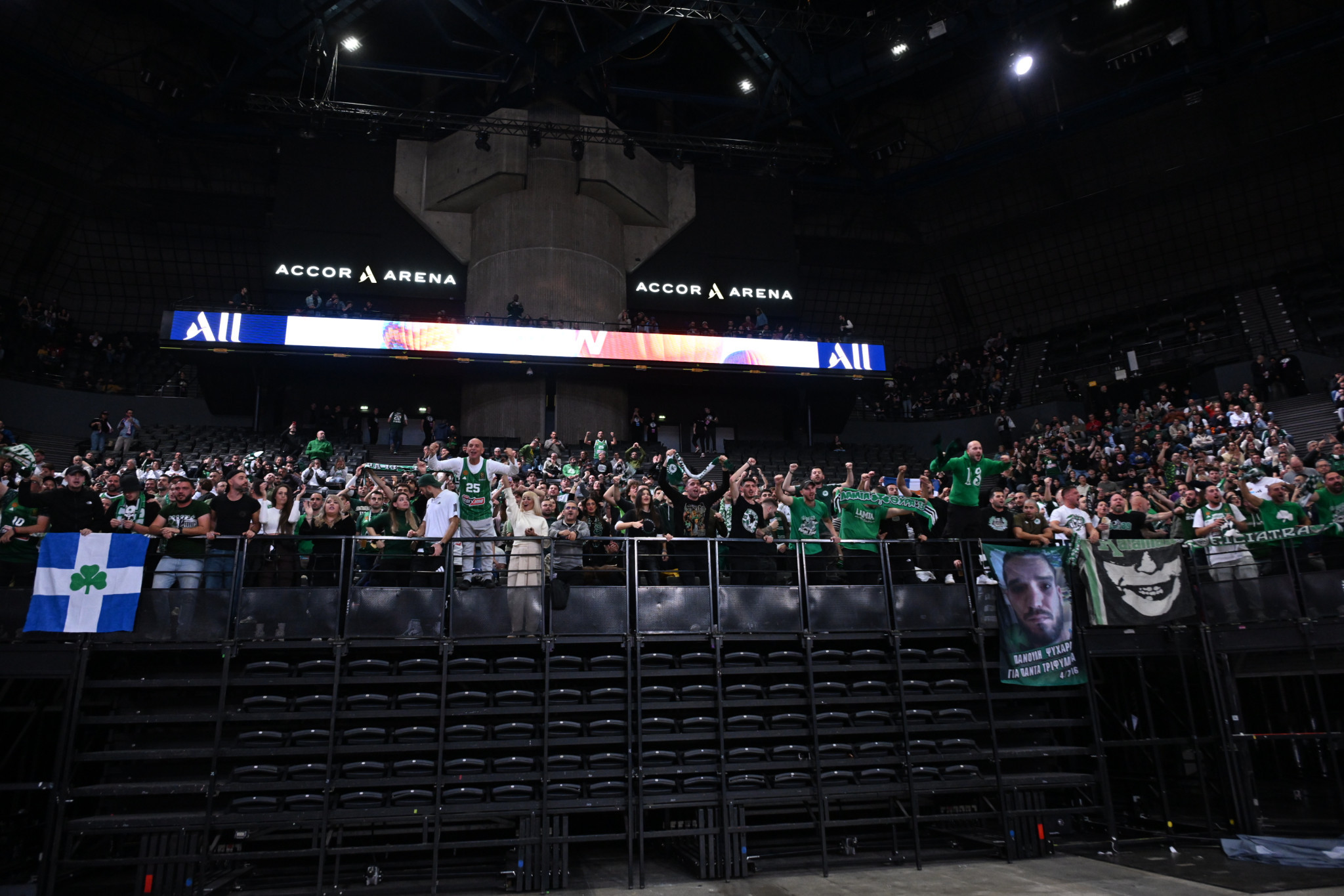 Τρομερή ατμόσφαιρα στο Παρίσι από 1000 φίλους του Παναθηναϊκού - Χαμός για τον Λεσόρ (video)