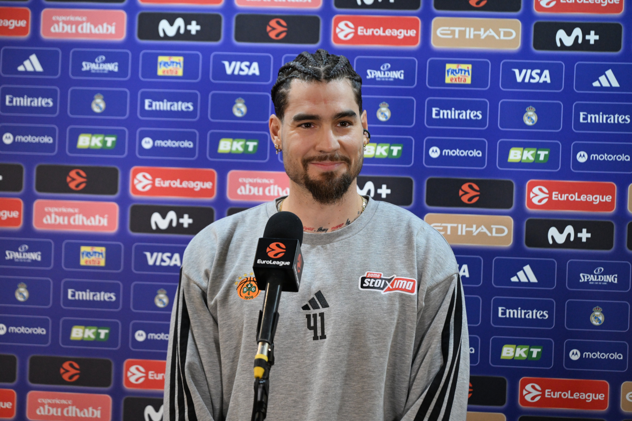 Ο Χουάντσο Ερνανγκόμεθ κέρασε μπέργκερ τους συμπαίκτες του μετά τη νίκη στη Μαδρίτη (photo)