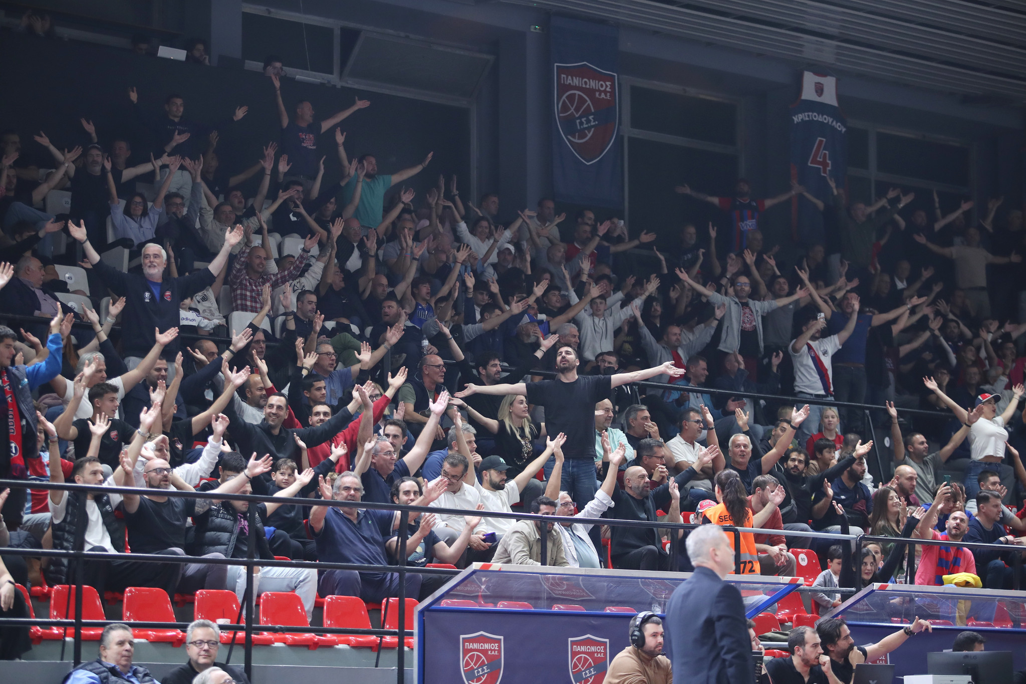 Συνθήματα από 300 φίλους του Πανιωνίου στο Λονδίνο για το παιχνίδι με τους Λάιονς (video)