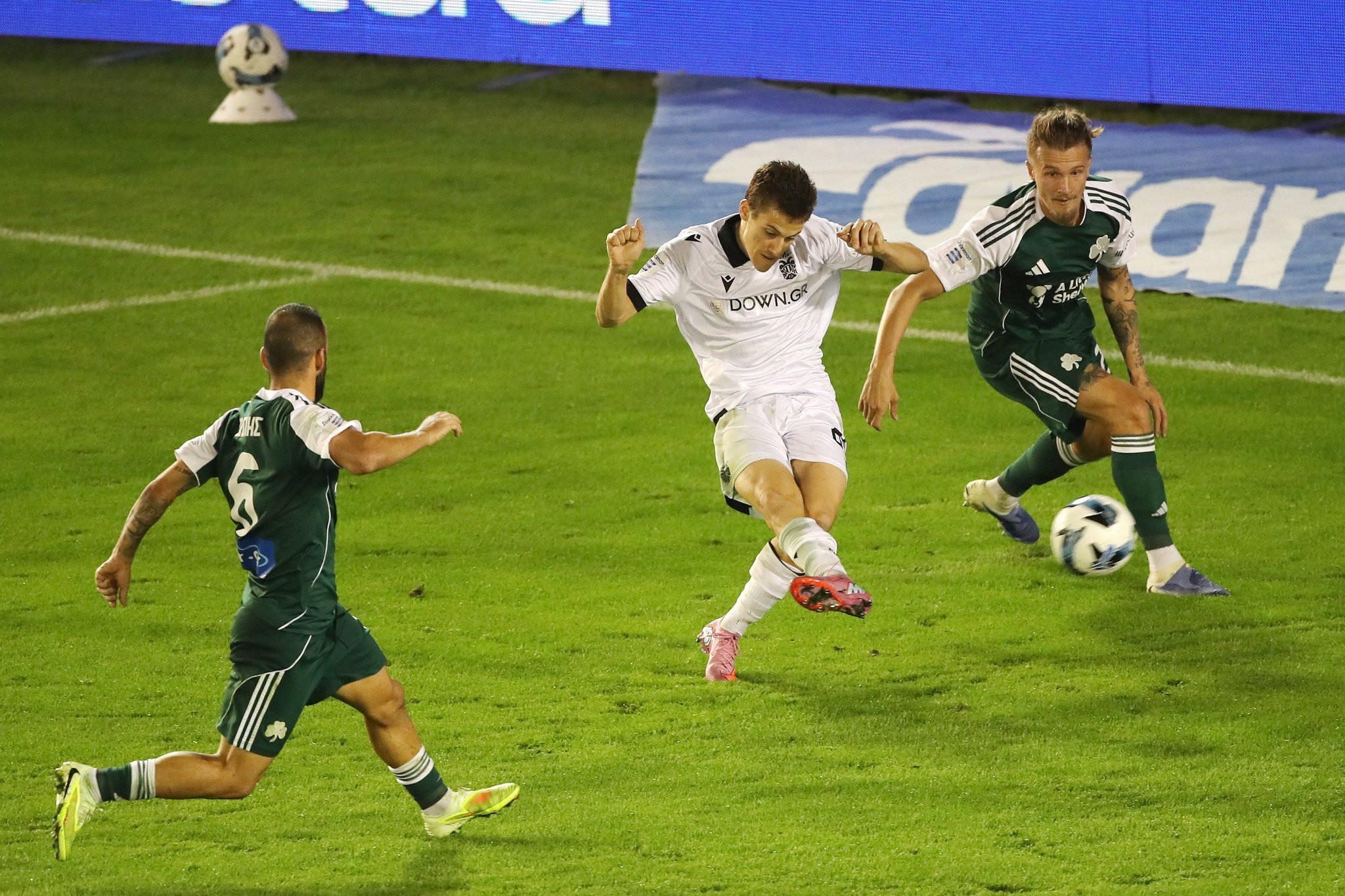 Ο Κωνσταντέλιας με απίθανη ενέργεια και σουτ «διαβήτη» μειώνει σε 2-1 για τον ΠΑΟΚ (video)