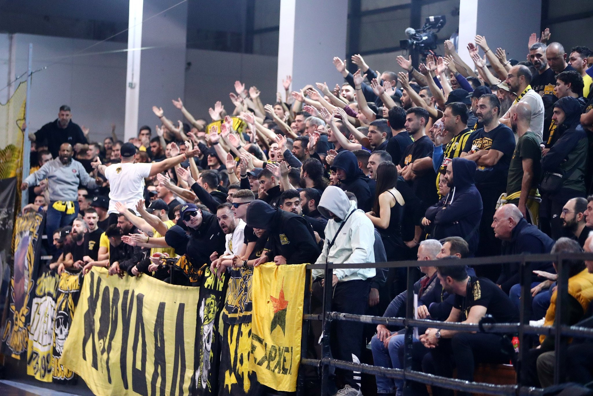 Διακόπηκε για 20 λεπτά το ΑΕΚ - Ολυμπιακός λόγω υβριστικών συνθημάτων  και αποχώρηση των φιλοξενούμενων (video)