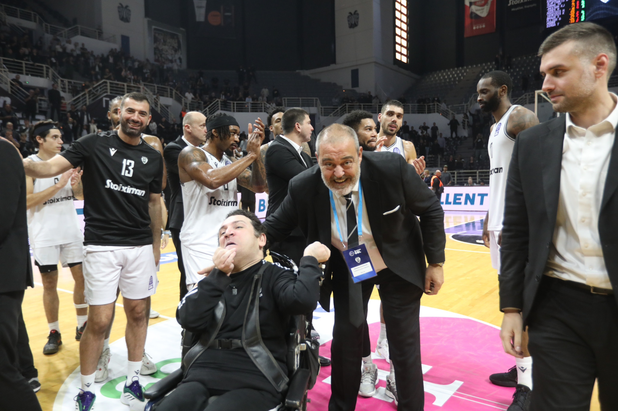 Συγκινημένος ο Χατζόπουλος μετά τη νίκη του ΠΑΟΚ - Πανηγυρισμοί παικτών με τον Γιαννάκη (video)