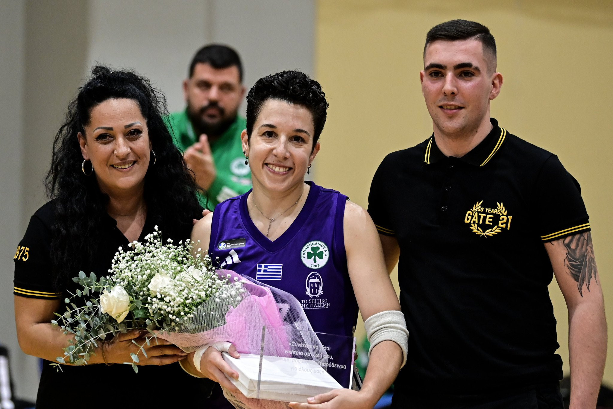 Στιγμές συγκίνησης: Οι φίλαθλοι της ΑΕΚ τίμησαν την Πέννυ Ρόγκα (video)