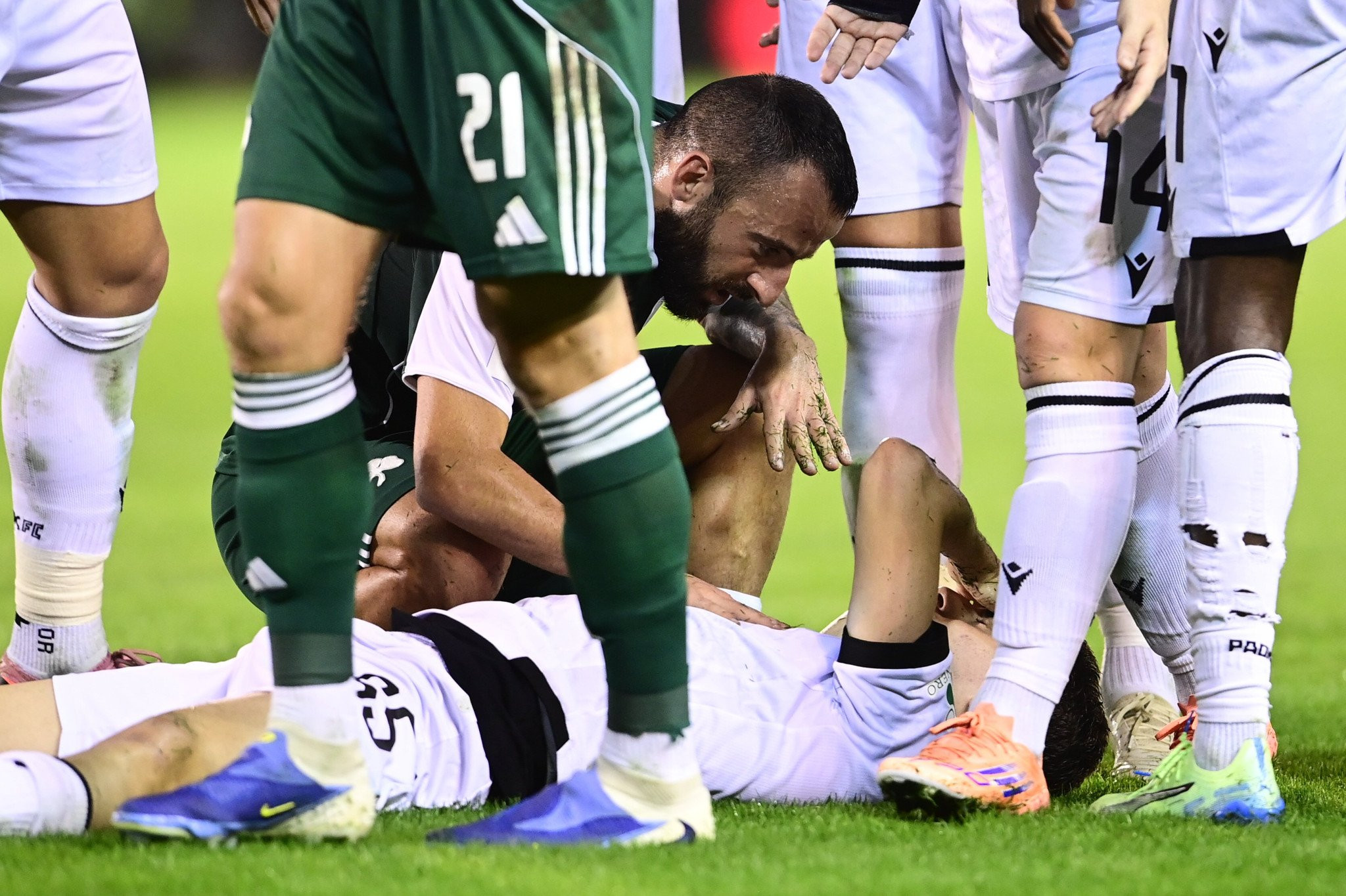 Η αγωνία των Σιώπη και Γεντβάι στο χτύπημα του Κωνσταντέλια στο κεφάλι (photos)