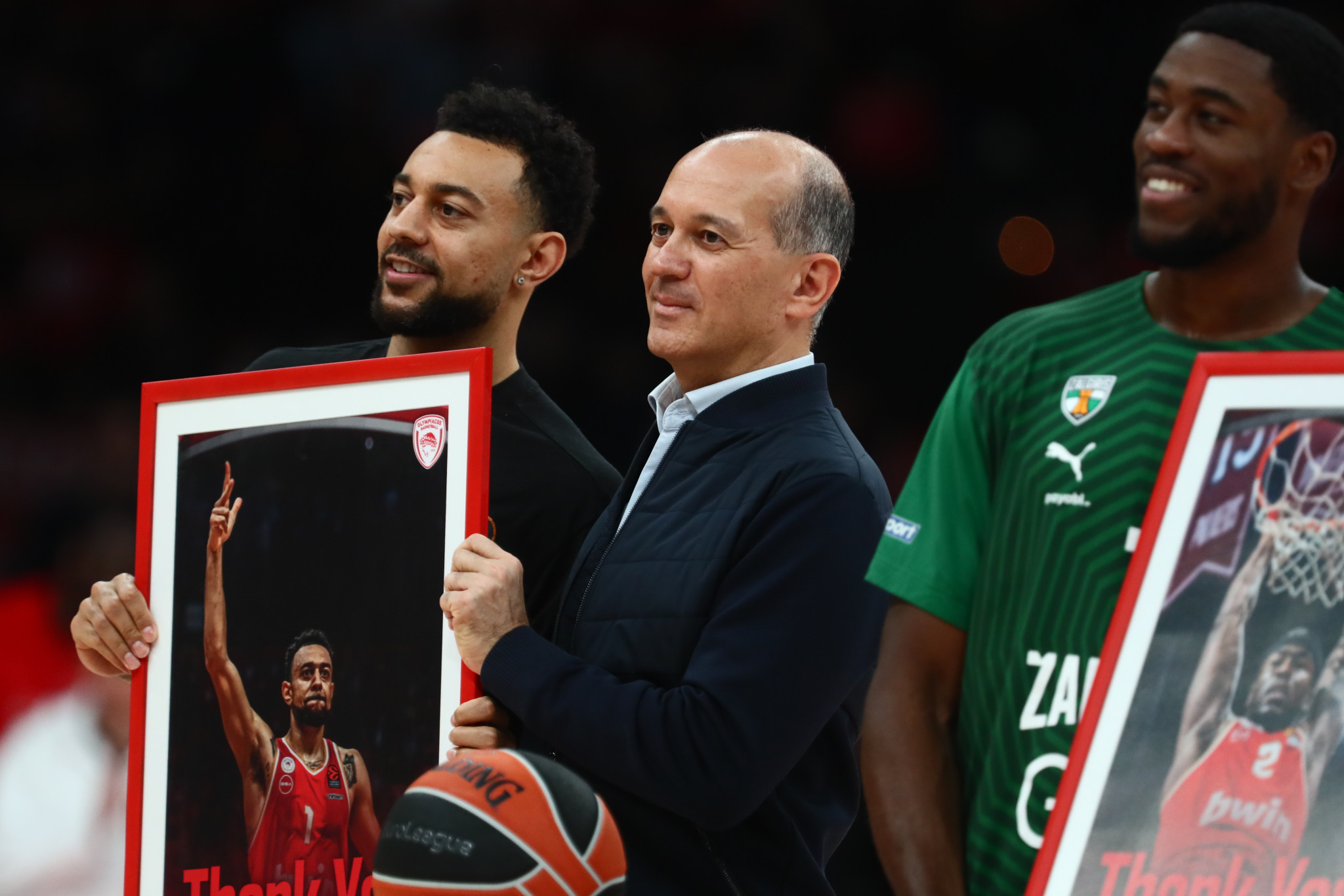 Ο Ολυμπιακός βράβευσε τους Ουίλιαμς-Γκος και Ράιτ εν μέσω αποθέωσης (photos)