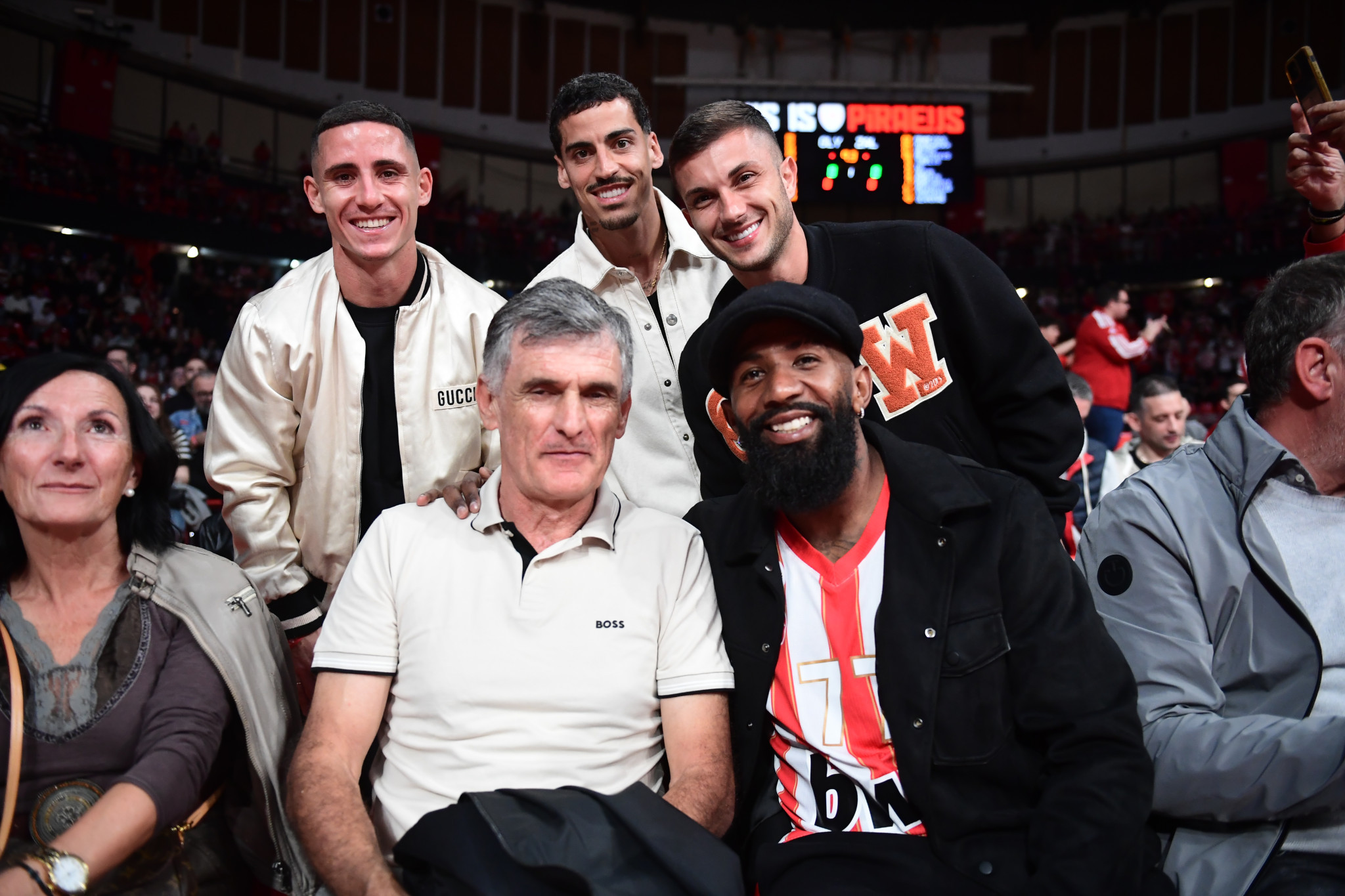 Σύσσωμος ο ποδοσφαιρικός Ολυμπιακός στο ΣΕΦ (photos)