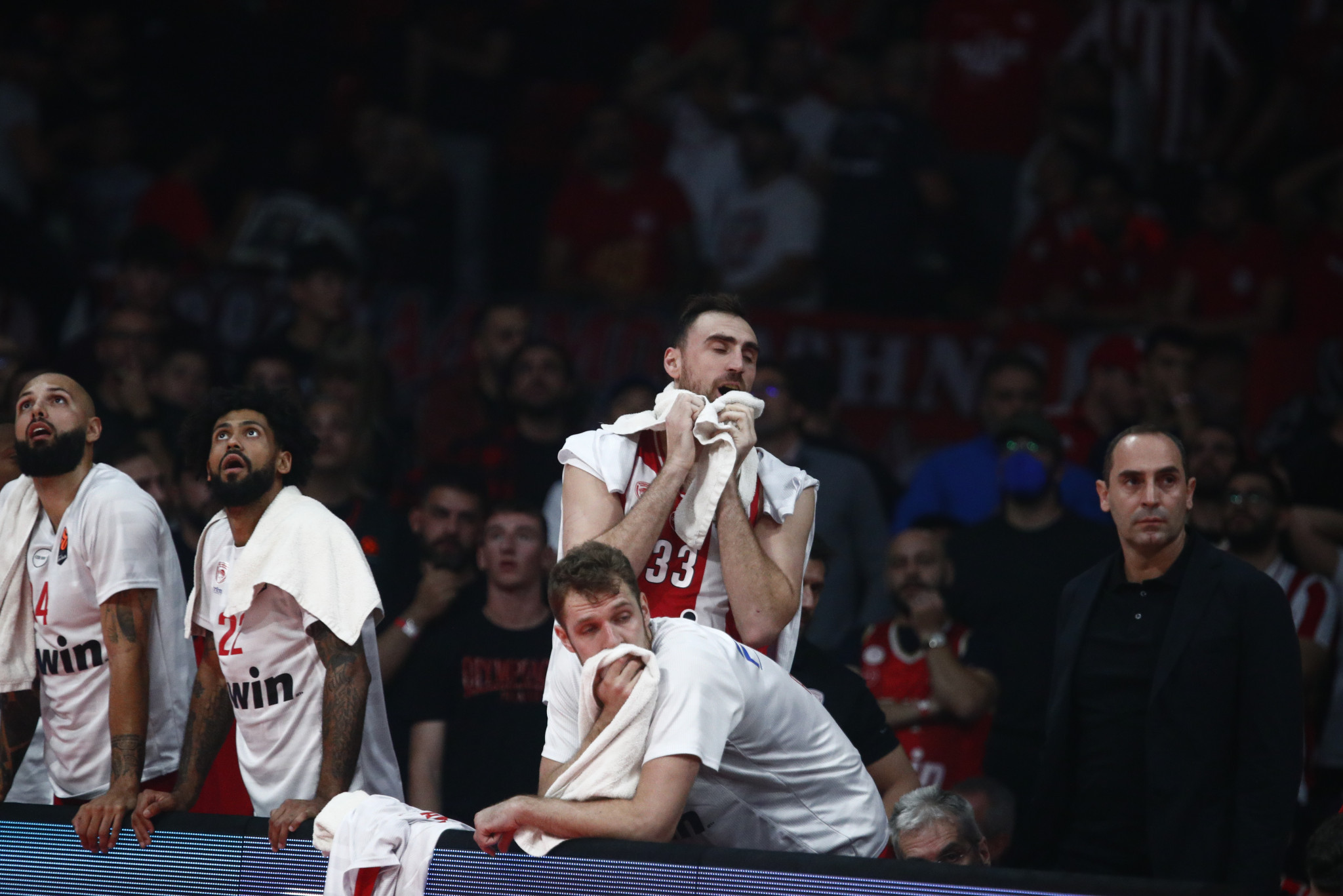 Εικόνες από τη στιγμή του τραυματισμού του Έβανς - Παίκτες και φίλαθλοι σοκαρισμένοι στο ΣΕΦ