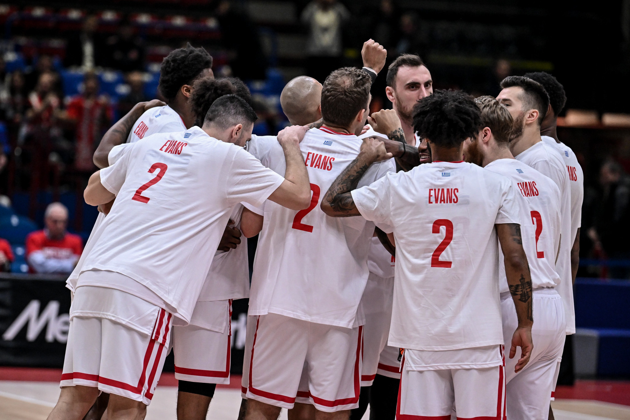 «Μη χάνεις την ελπίδα»: Το μήνυμα στήριξης στον Έβανς πάνω στα μπλουζάκια των παικτών του Ολυμπιακού (video)