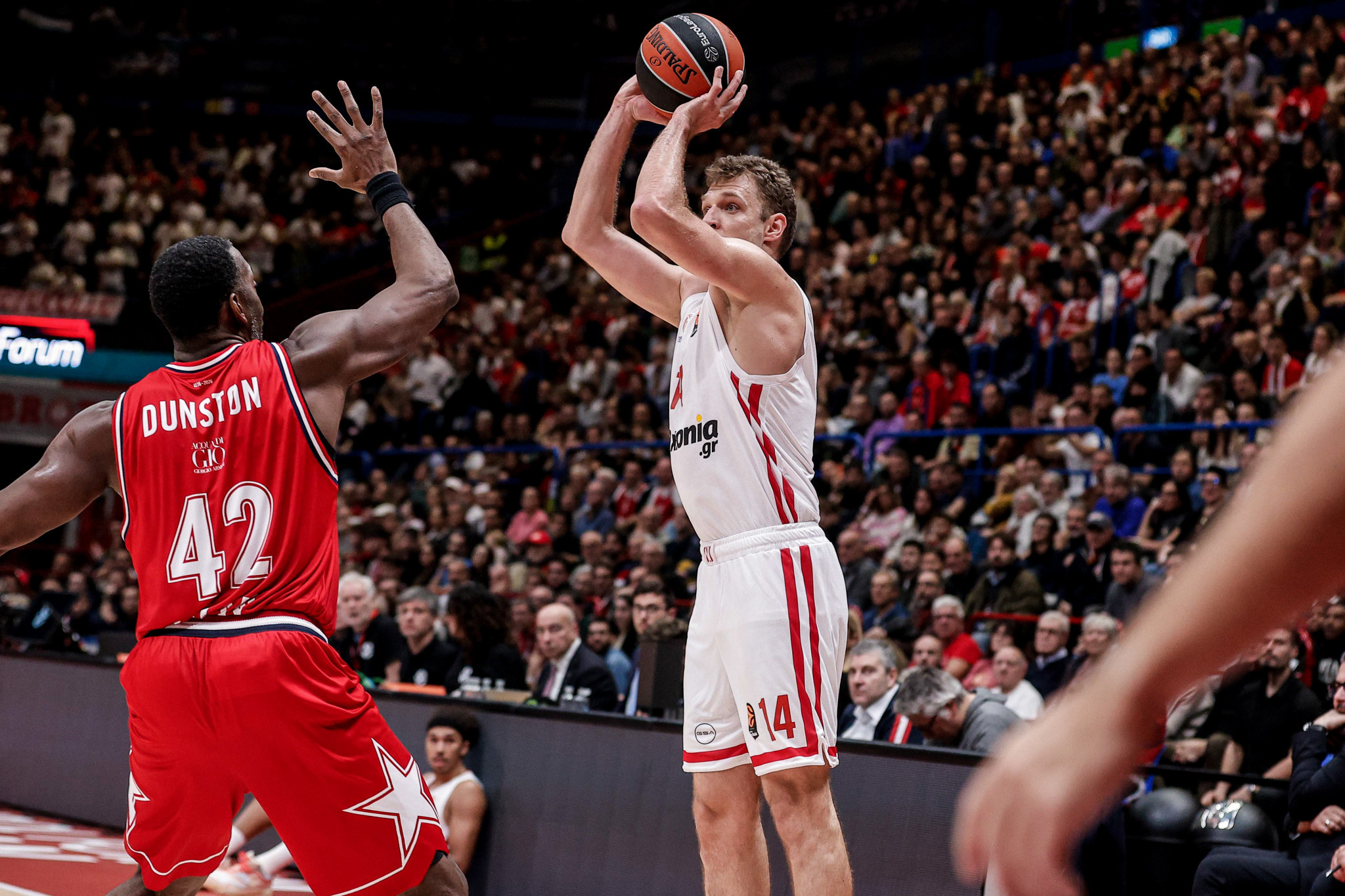 Ο Βεζένκοφ βρήκε σίδερο στο κρίσιμο σουτ και η ανατροπή του Ολυμπιακού στο Μιλάνο έμεινε στα μισά