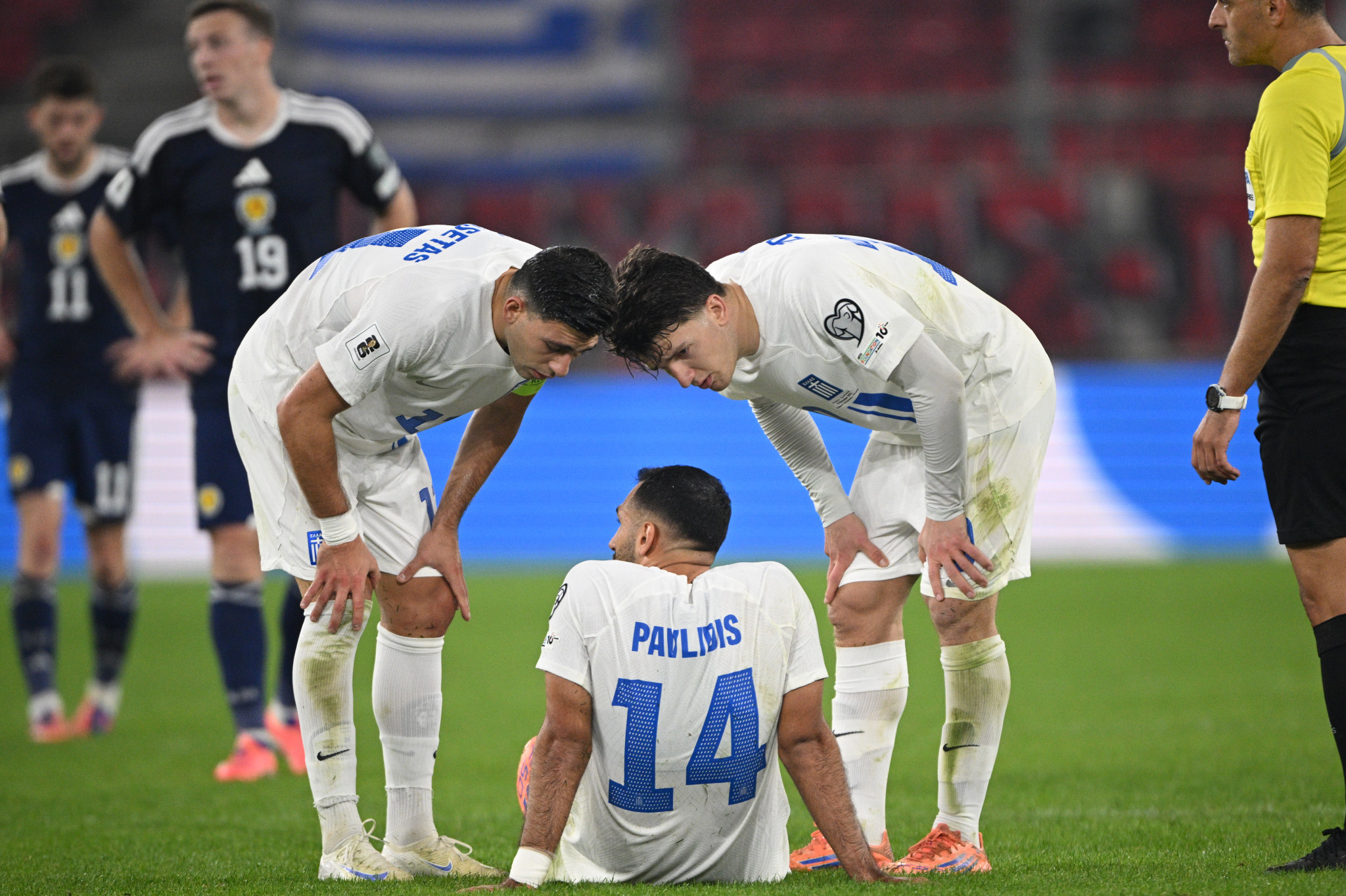 Ανησυχία για Παυλίδη που έγινε αναγκαστική αλλαγή - Ντεμπούτο για Τεττέη στην Εθνική (video)