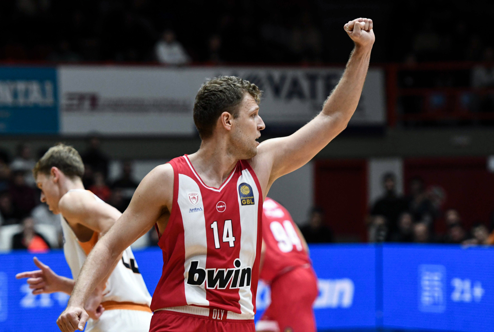 Ο Βεζένκοφ ξεκαθαρίζει: «Επειδή πολύς ντόρος γίνεται, θα συνεχίσω να παίρνω αυτά τα σουτ»