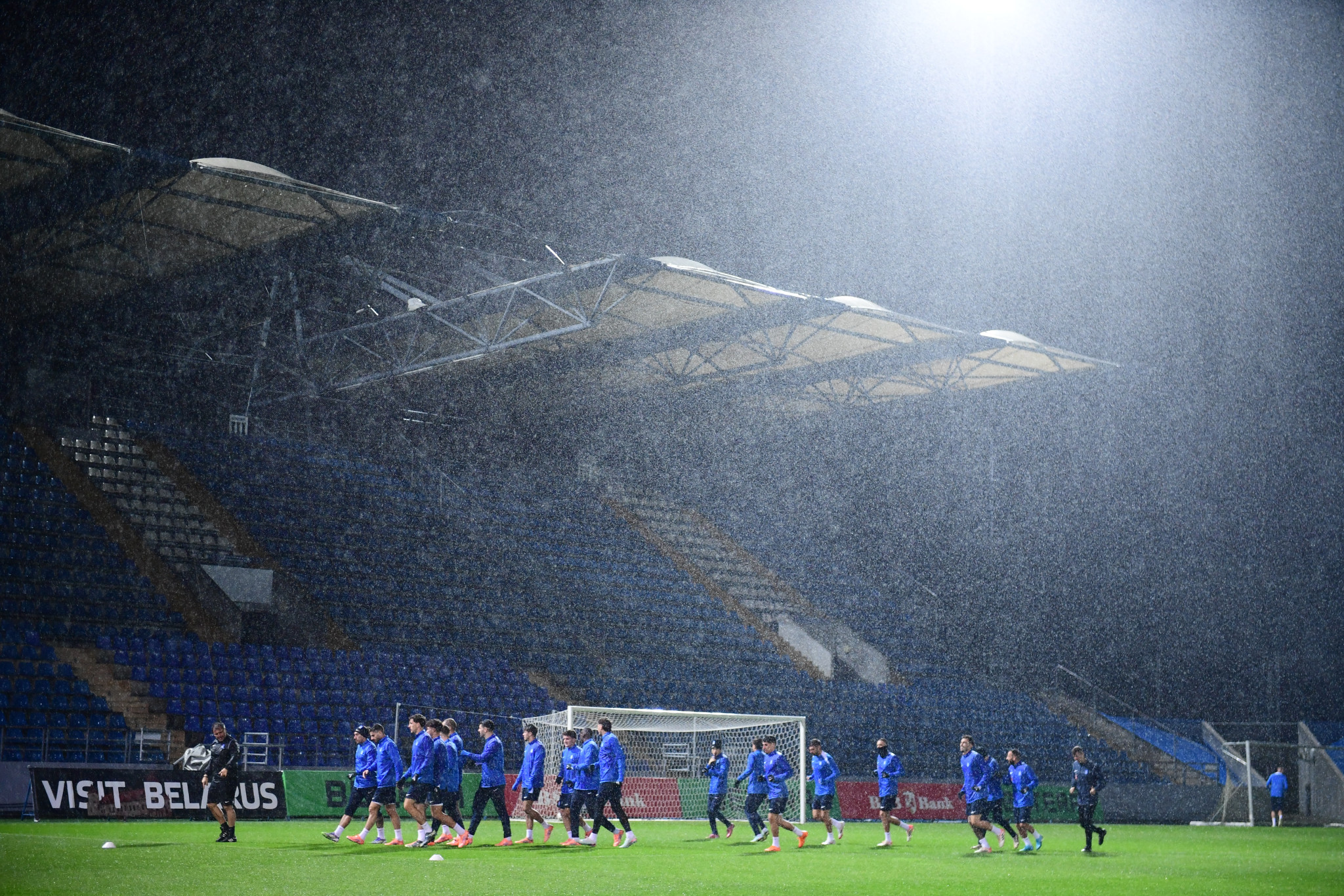 Υπό καταρρακτώδη βροχή η προπόνηση της Εθνικής Ελλάδας στην Ουγγαρία (video)