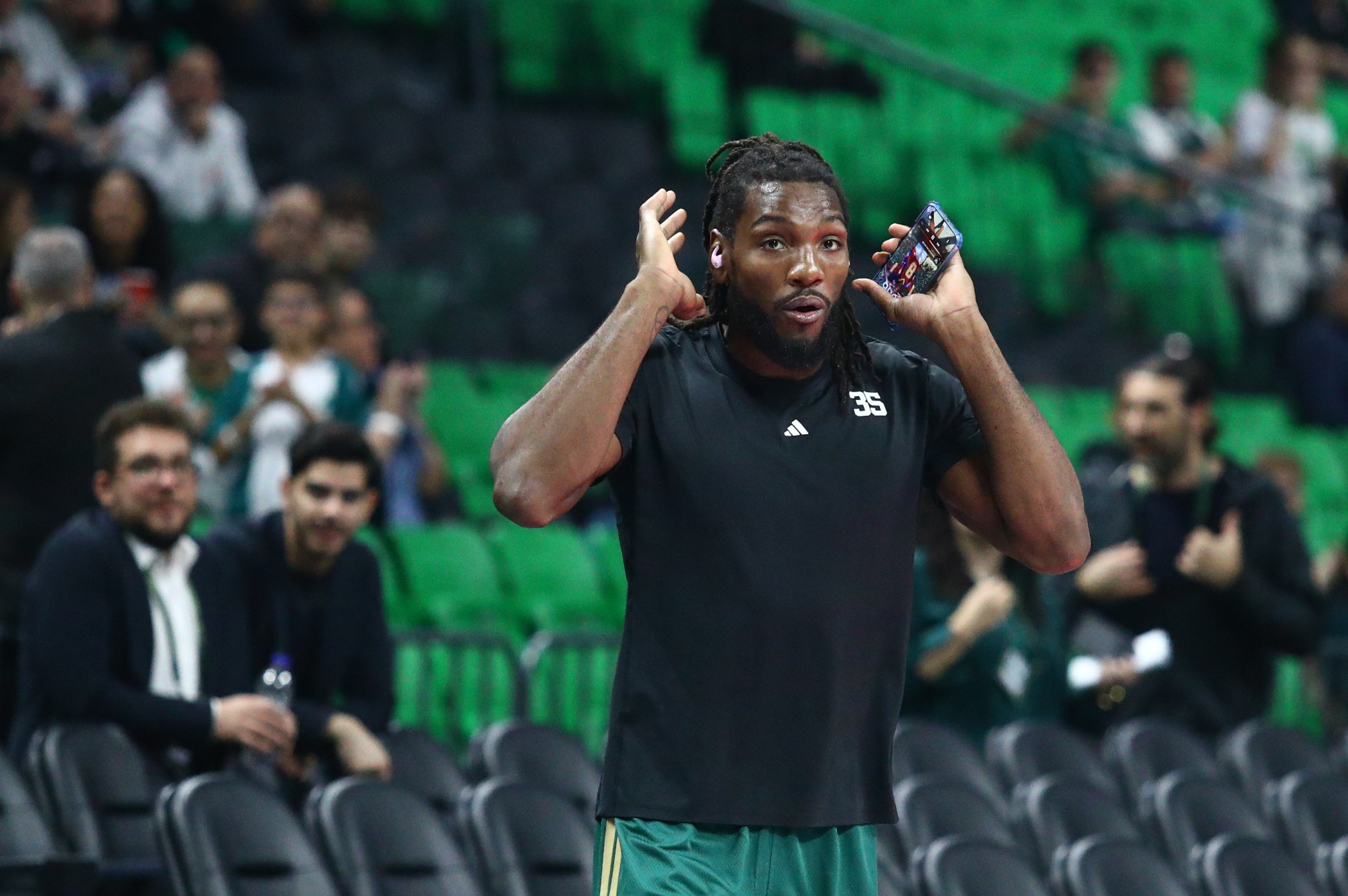 Ο κόσμος του Παναθηναϊκού αποθέωσε τον Κένεθ Φαρίντ (video)