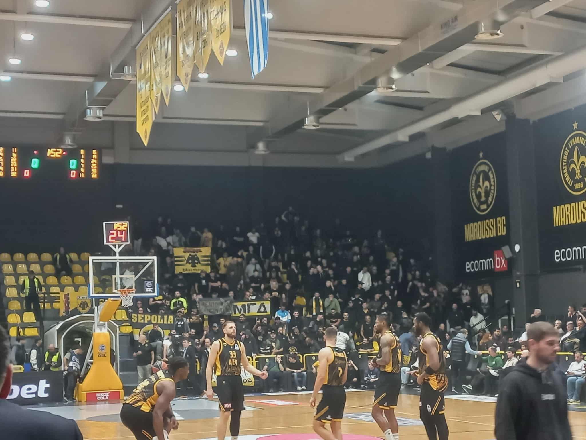 Δυναμική παρουσία του κόσμου της ΑΕΚ στο Μαρούσι (video)