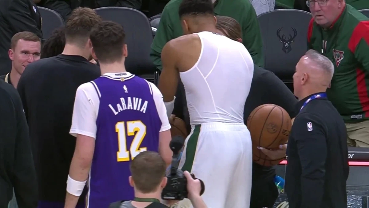 Σπουδαίος Γιάννης: Οι διαιτητές του αγώνα αρνήθηκαν να δώσουν την μπάλα σε rookie των Λέικερς και ο Έλληνας σταρ του τη χάρισε! (video)