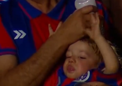 Την αγαπημένη σου ομάδα ή το μωρό; Οπαδός στην Αργεντινή γίνεται viral σε ένα απίθανο βίντεο (video)