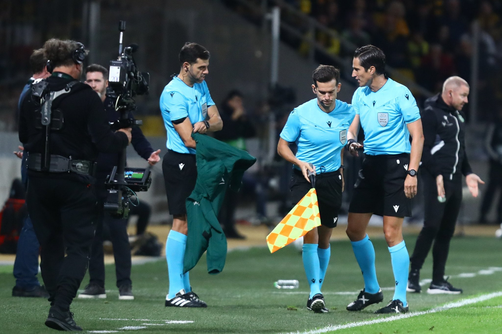 Αναγκαστική αλλαγή διαιτητή στο ΑΕΚ-Σάμροκ Ρόβερς, τραυματίστηκε ο βοηθός (video)