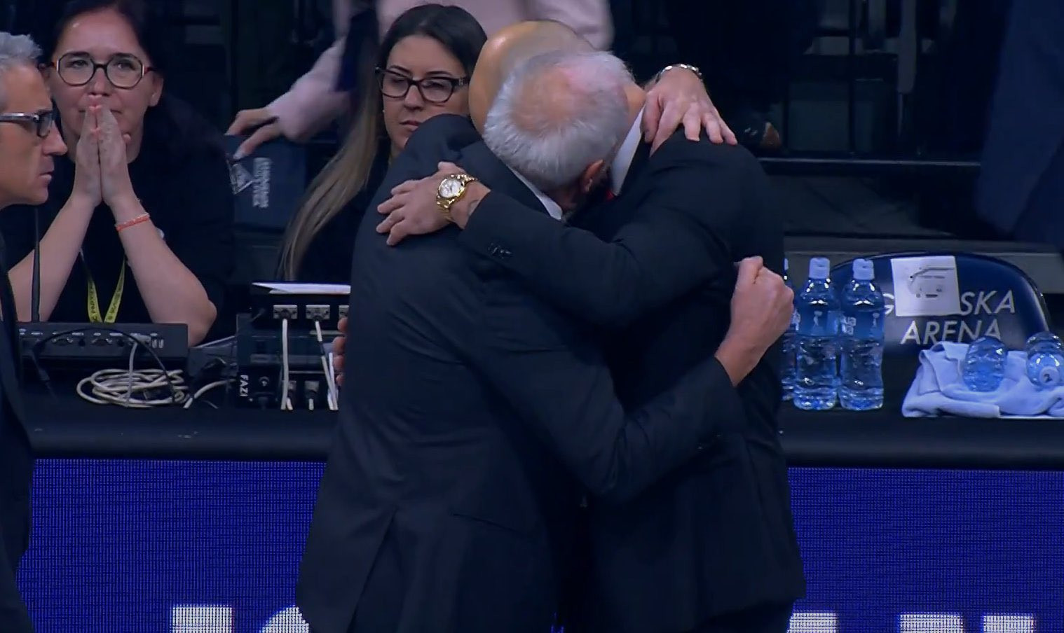 Ιστορική στιγμή: Ομπράντοβιτς και Σπανούλης αγκαλιάστηκαν και μίλησαν μετά από 15 χρόνια!