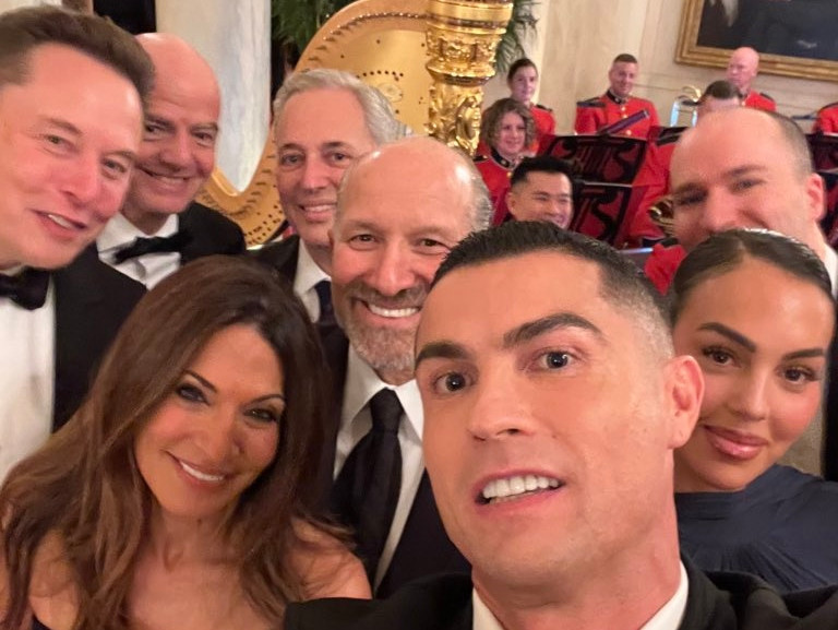 Ποιοι είναι όλοι αυτοί δίπλα στον Κριστιάνο Ρονάλντο;
