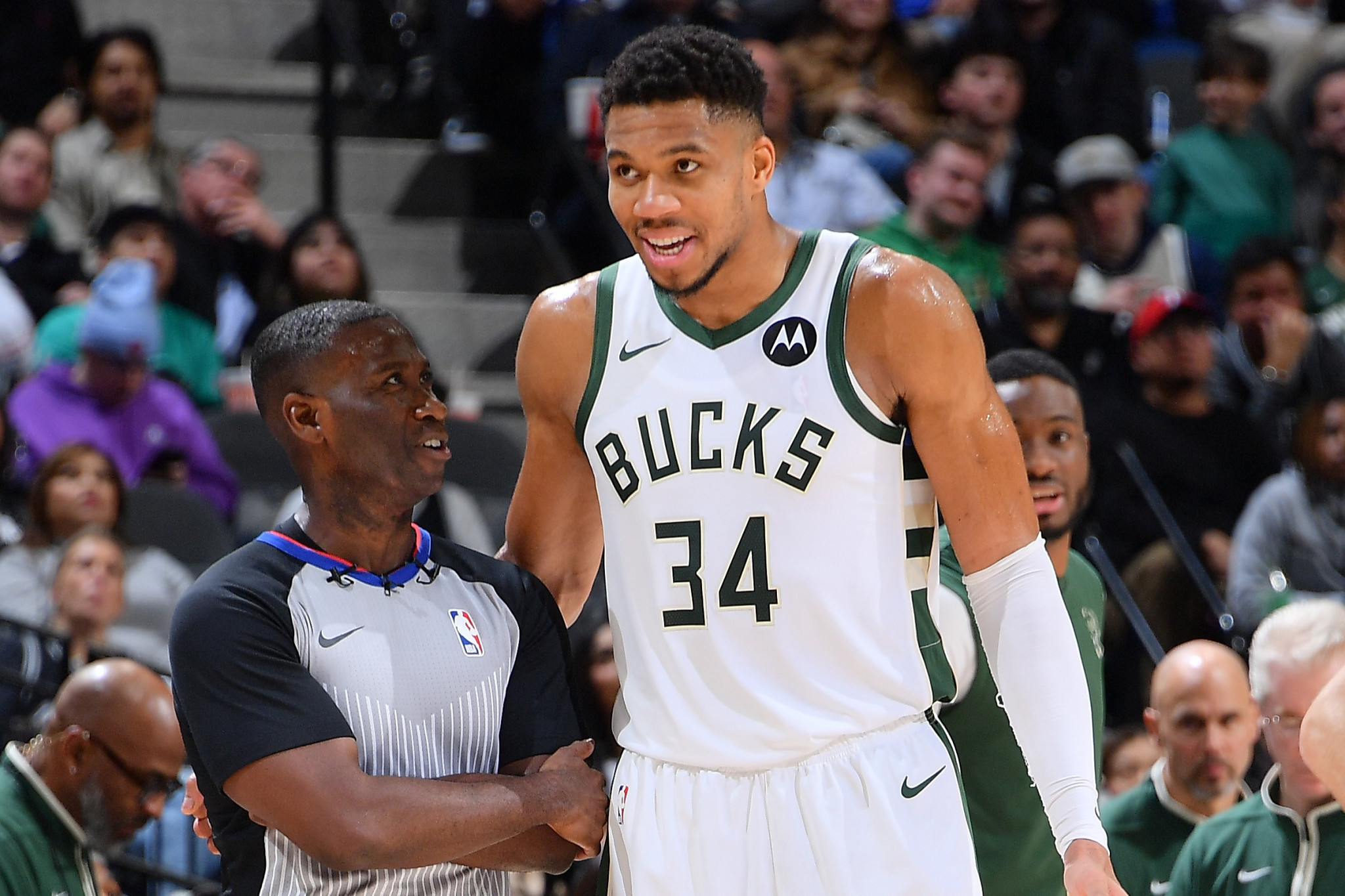 Ρεσιτάλ ειλικρίνειας από διαιτητή στο ματς των Μπακς: «Δεν έχω ιδέα ποιανού είναι η μπάλα!» (video)