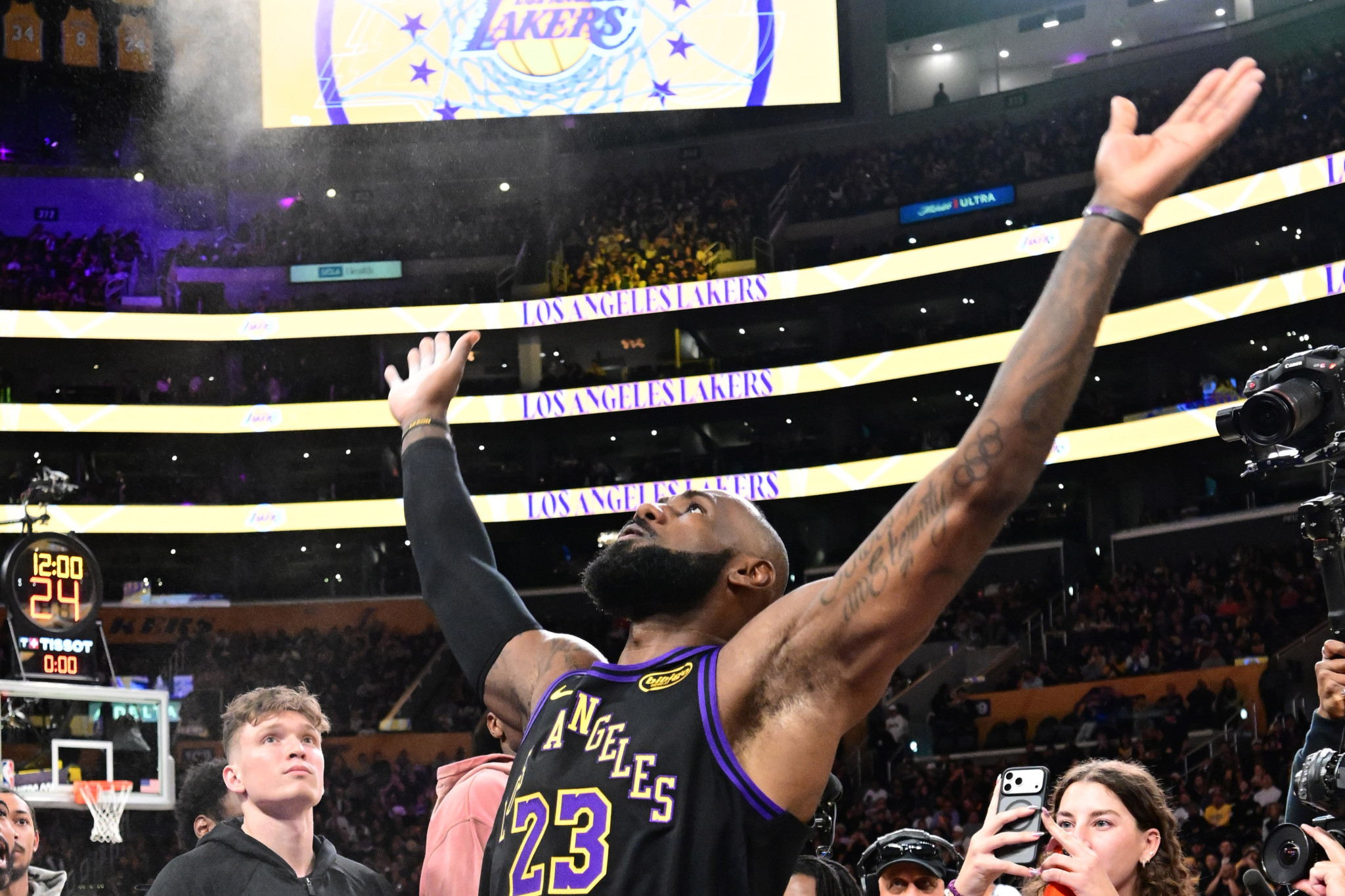 «Βασιλιάς» x 23: Έγραψε ιστορία ο ΛεΜπρόν Τζέιμς στο ματς με τους Τζαζ