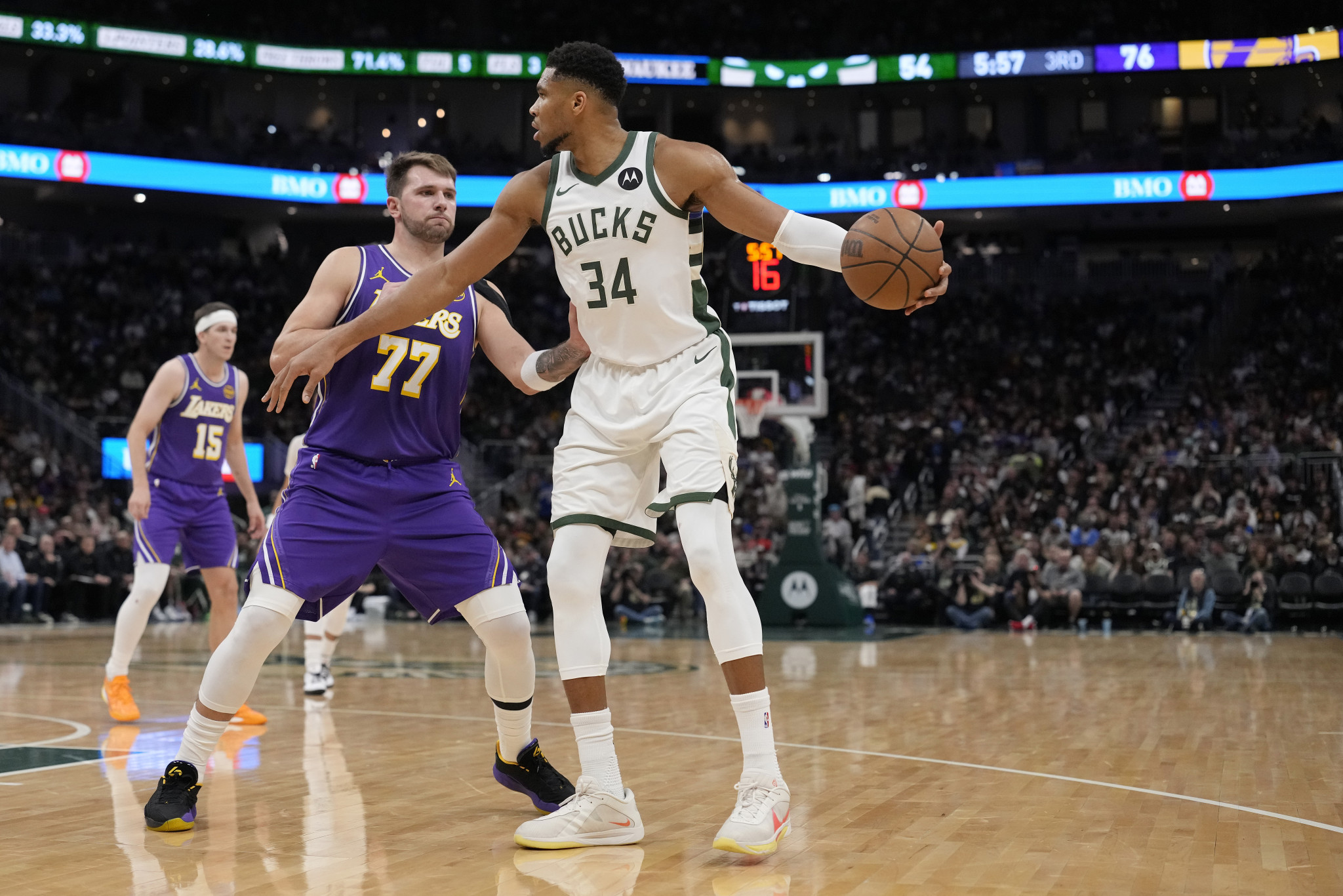 Ο Γιάννης έκανε double double, αλλά ο εκπληκτικός Ντόντσιτς οδήγησε τους Λέικερς στη νίκη