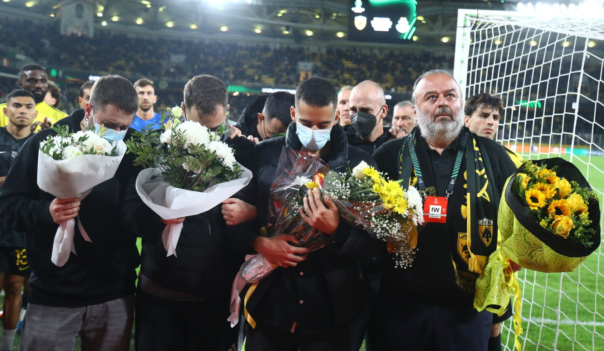 Η οικογένεια της ΑΕΚ τίμησε την μνήμη του Μάριου – Με επικεφαλής τον Ηλιόπουλο η ομάδα κατέθεσε λουλούδια (video)