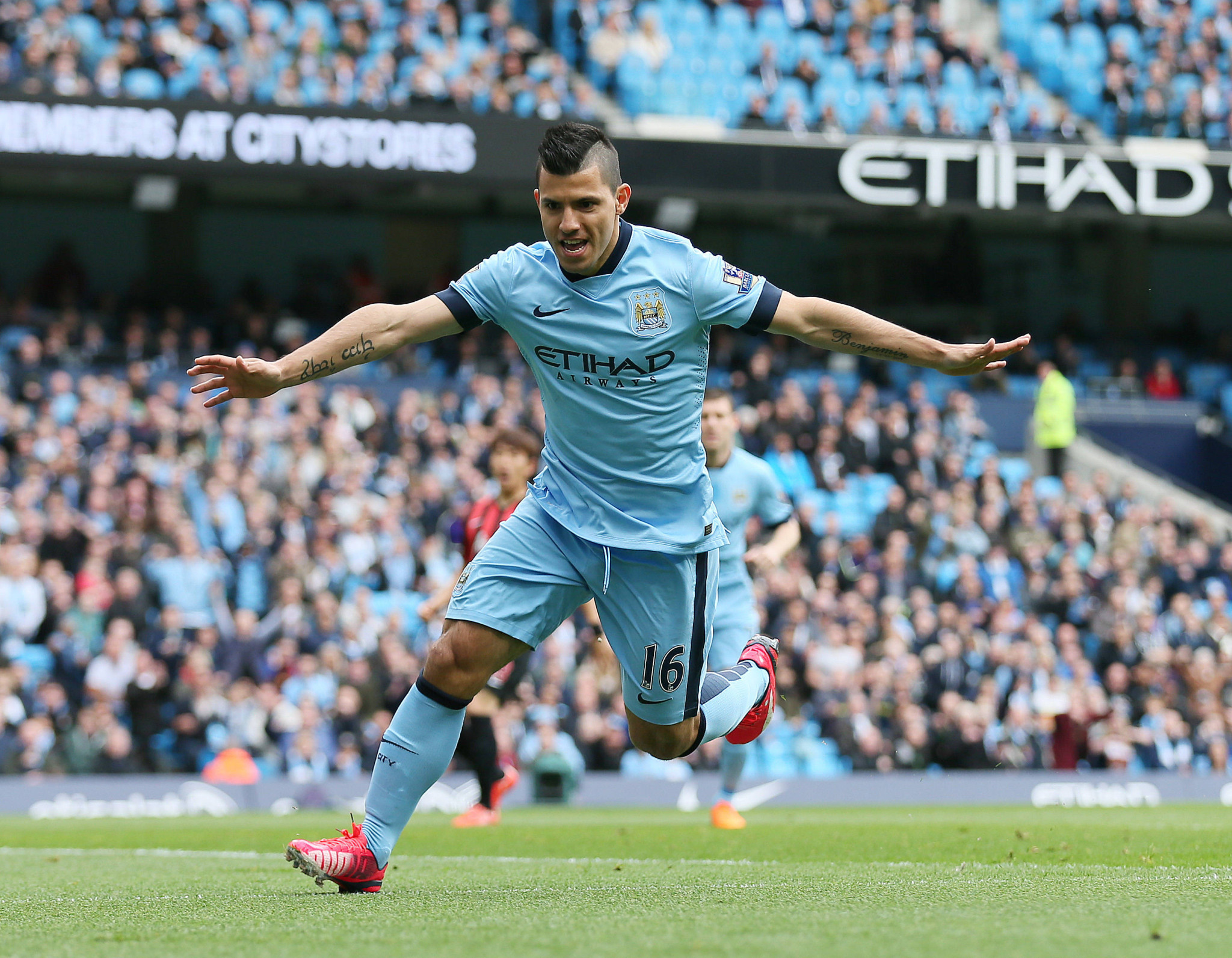 Ήταν... στημένο το περίφημο γκολ του Αγουέρο που χάρισε στην Σίτι τον τίτλο; Οι αποκαλύψεις του διαιτητή