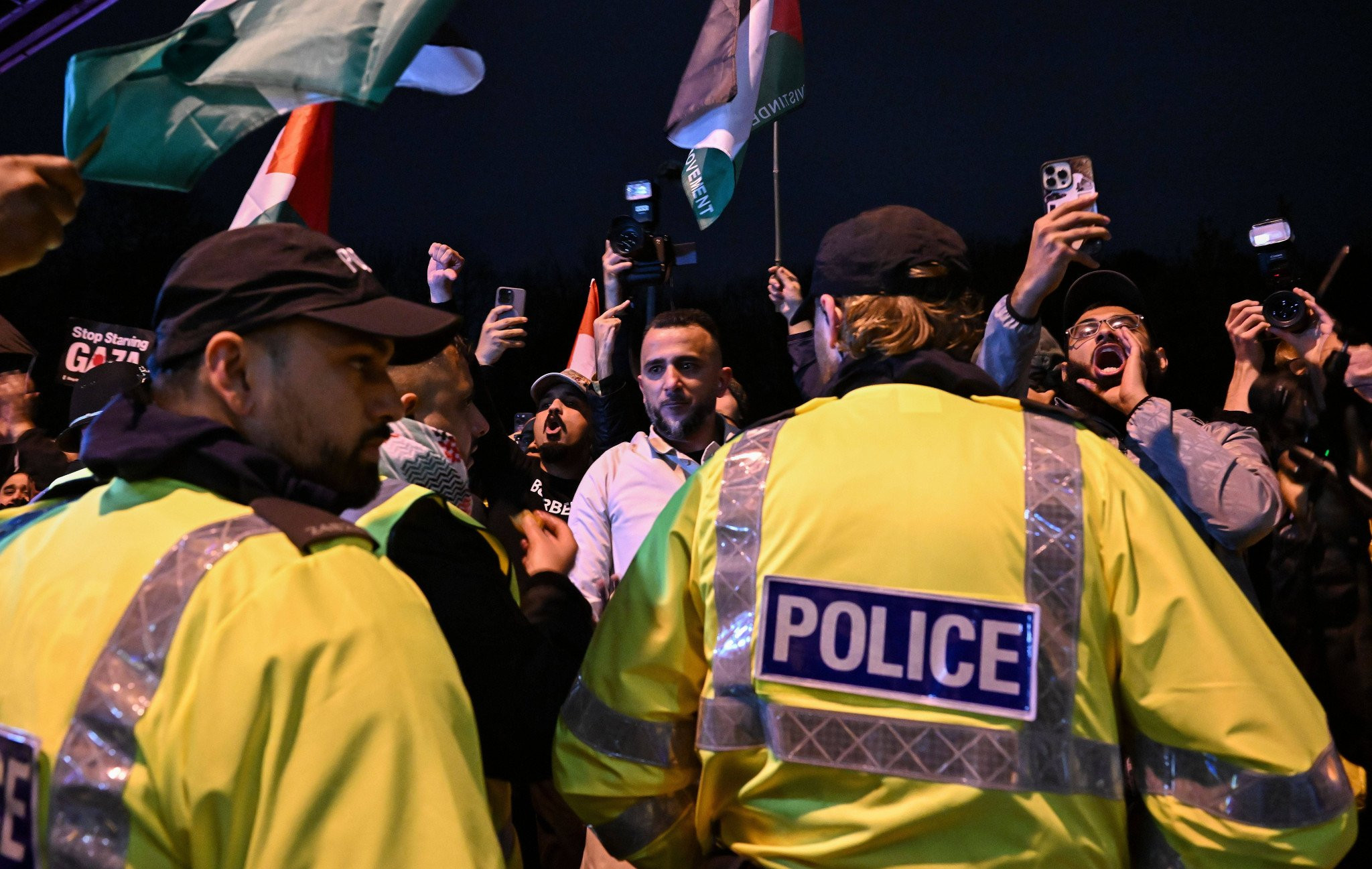 Ένταση στο Μπέρμιγχαμ: Μεγάλα συλλαλητήρια κατά του Ισραήλ λίγο πριν τη σέντρα στο Άστον Βίλα - Μακάμπι (video)