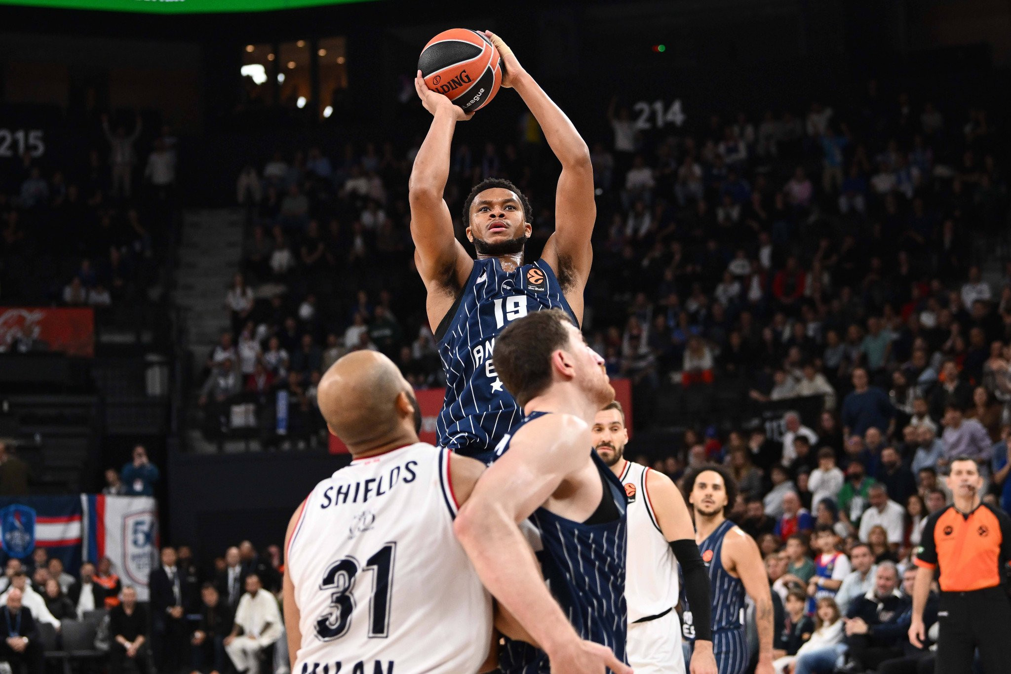 Ρεκόρ καριέρας με 34 πόντους από τον Ντοζίερ που δεν ήταν αρκετός κόντρα στη Μιλάνο