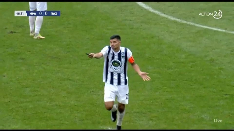 Ο Εραμούσπε πέταξε εκτός αγωνιστικού χώρου ένα... κινητό (video)