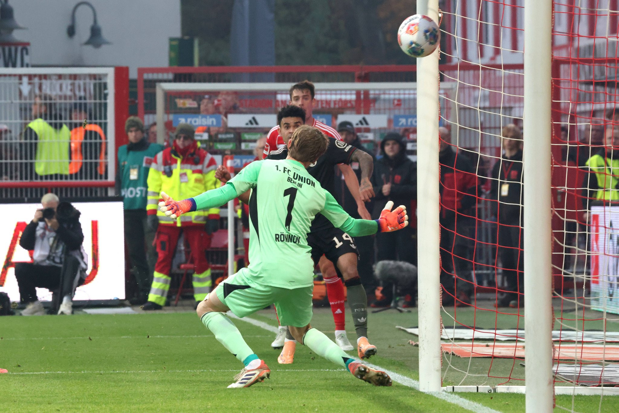 Τι έβαλε: Ο Λουίς Ντίαζ πέτυχε αδιανόητο γκολ από την τελική γραμμή για την Μπάγερν Μονάχου (video)