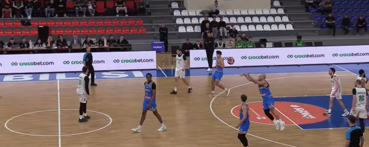 Τι έβαλε ο Μουράτος! Απίστευτο buzzer beater από τη μια άκρη του γηπέδου στην άλλη (video)