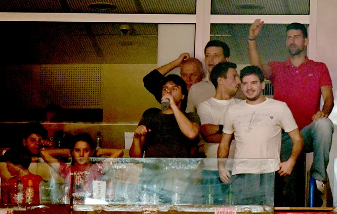 Έτοιμος να κατέβει στο παρκέ - Σόου Τζόκοβιτς στο παιχνίδι του Ερυθρού Αστέρα με τη Μονακό (video)