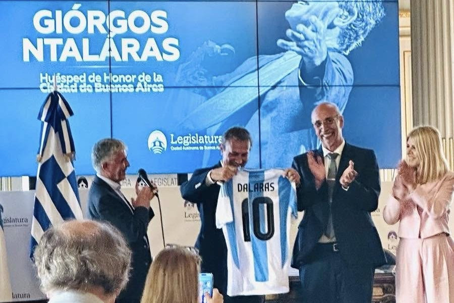 Χάρισαν στον Νταλάρα φανέλα της Αργεντινής με το «10» του Μαραντόνα και του Μέσι (photos)