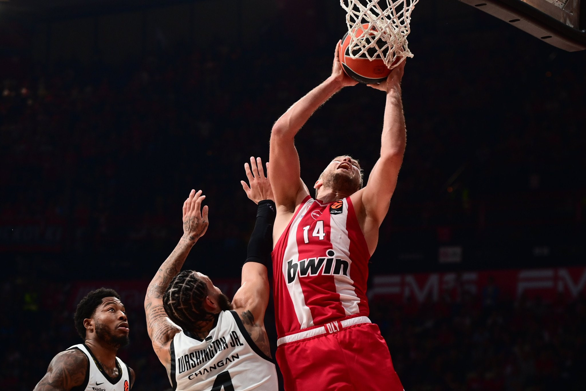 Euroleague by Night: Η δύσκολη νίκη του Ολυμπιακού κόντρα στην Παρτίζαν (video)