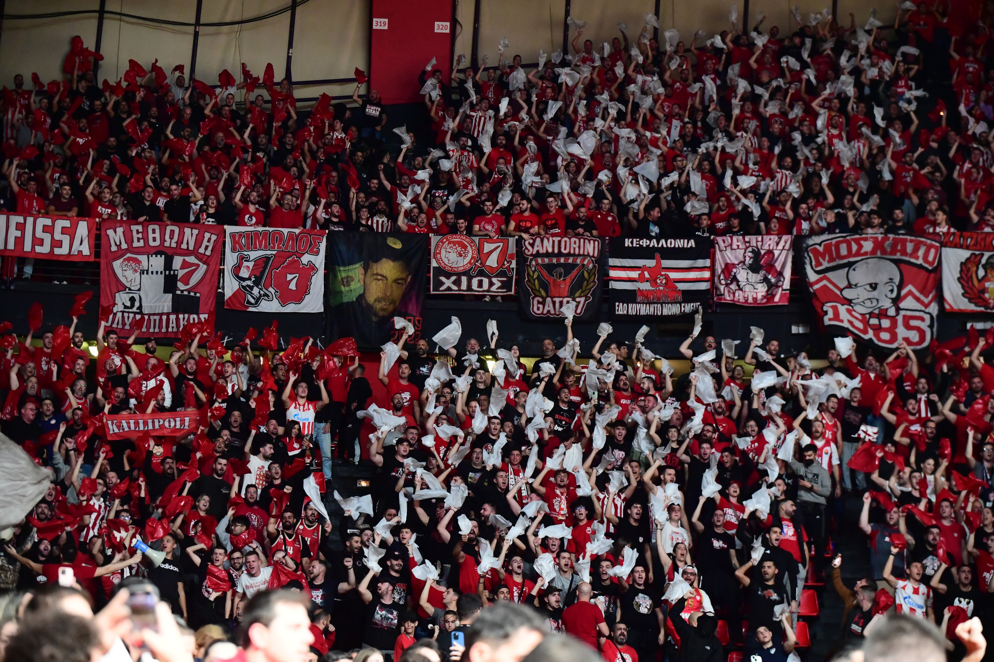 Ο κόσμος του Ολυμπιακού γεμίζει το ΣΕΦ κόντρα στην Παρί