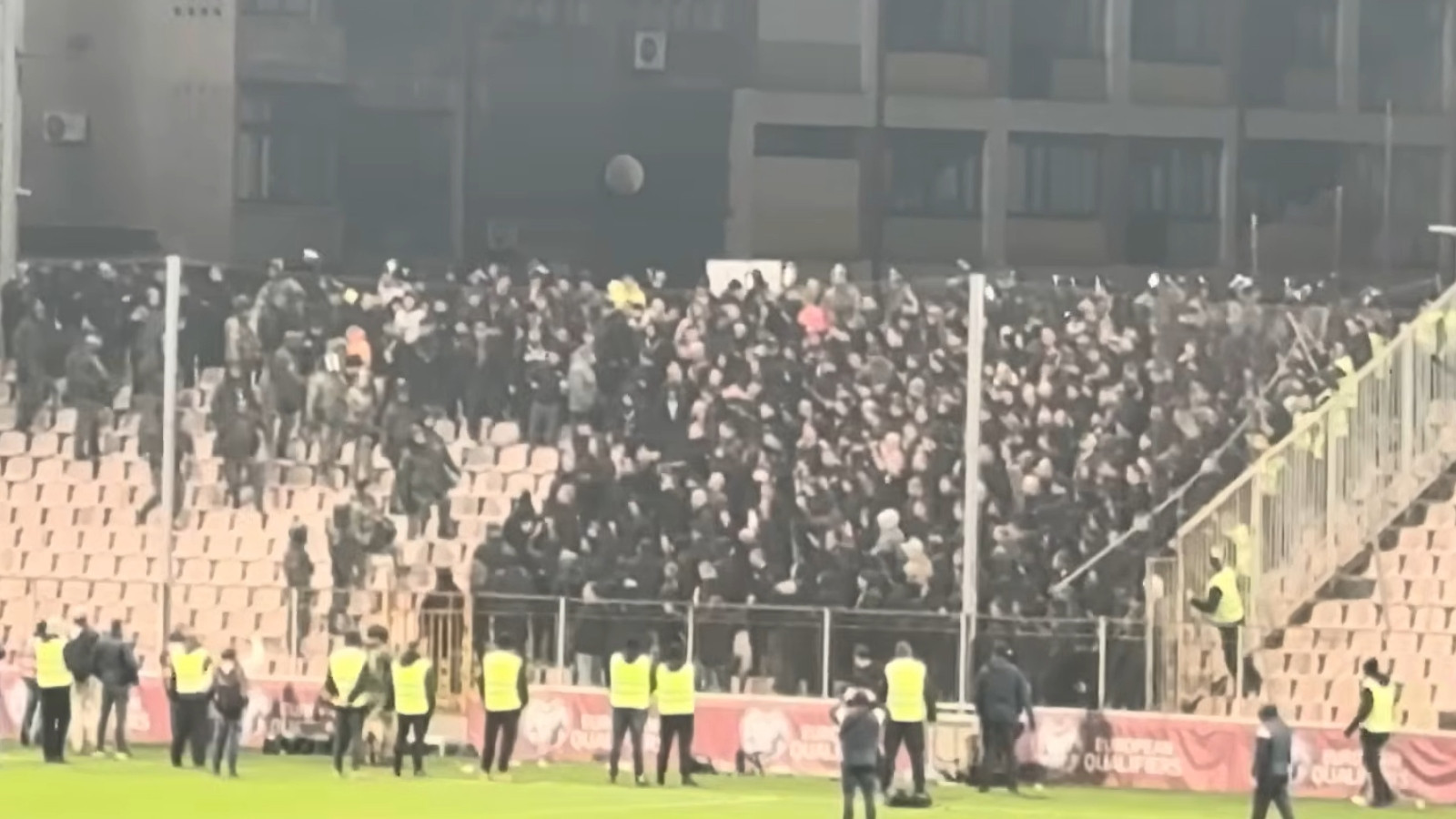 Παραλίγο... συμπλοκή: Ρουμάνοι οπαδοί φώναζαν «Σερβία, Σερβία» - Ποια η αντίδραση των Βόσνιων (video)